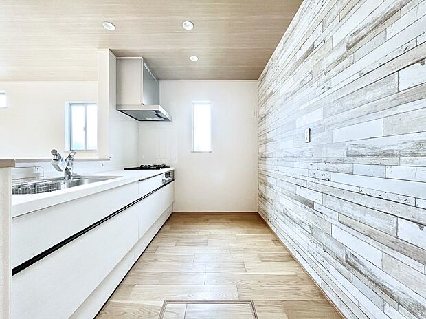 【ダイニングキッチン】爽やかな風が通り抜けるキッチン。窓があるので明るく換気にも役立ちます。