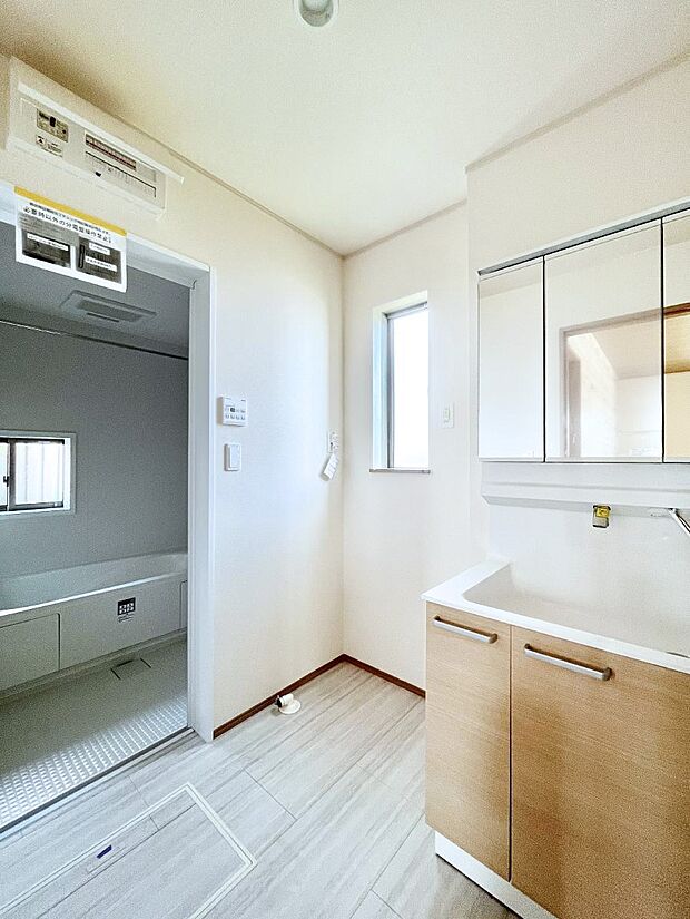 【脱衣場】小窓がついているので湿気の多い場所でも換気が十分行えます。毎日の身支度を気持ち良く！