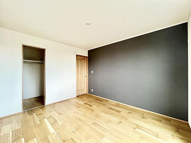 【寝室】ウォークインクローゼットがあるお部屋。季節ごとの入れ替えも不要で便利です！