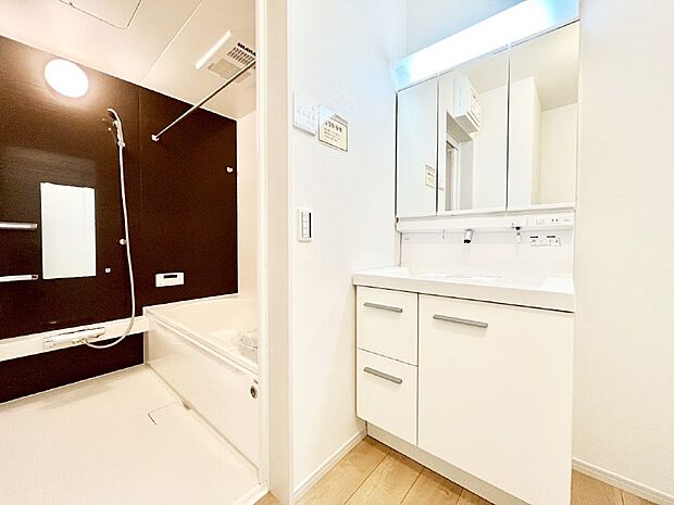 【脱衣場】清潔感ある洗面化粧室で朝の身支度も快適