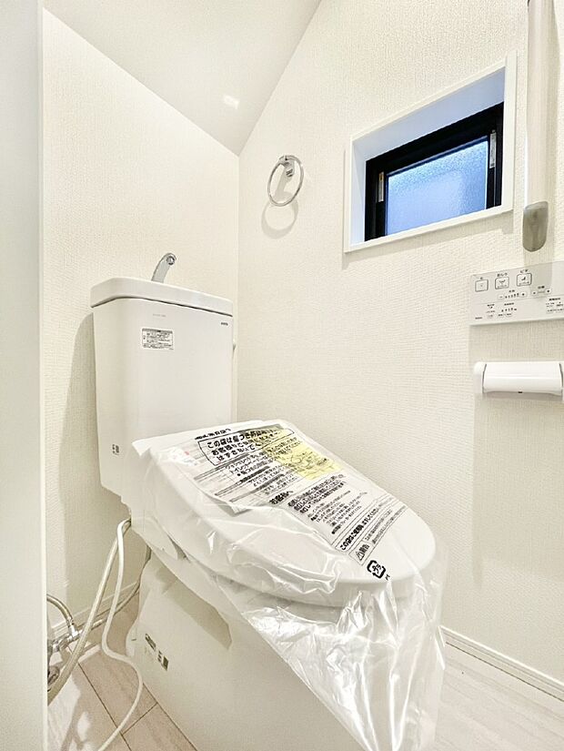 【トイレ】トイレは1階と2階それぞれに配置されていてとても便利です。 