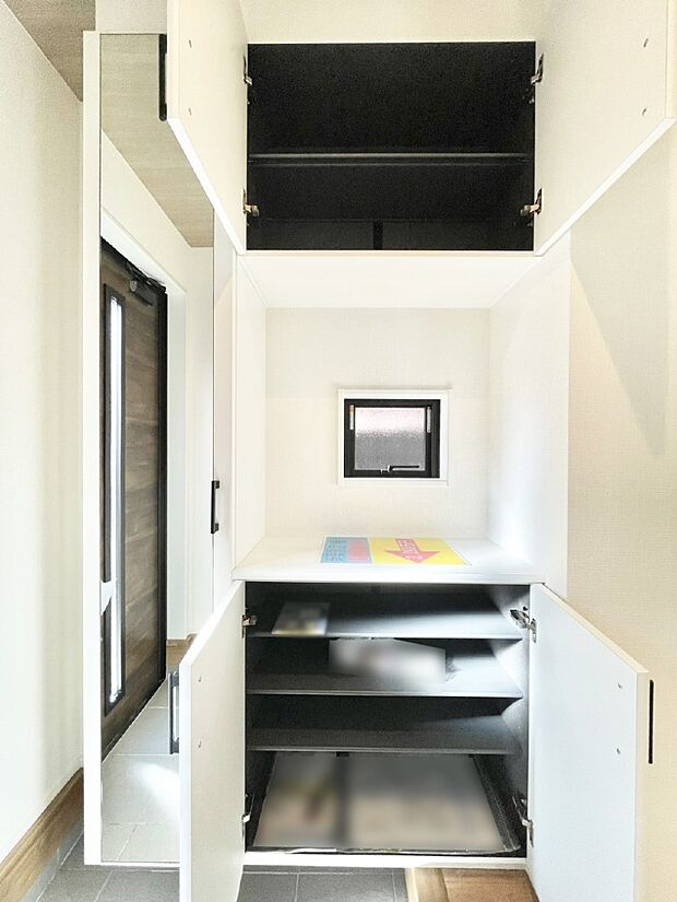 【シューズボックス】たっぷり収納できるシューズボックス。身だしなみをチェックできるミラー付き。