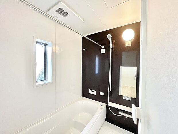 【浴室】一日の疲れを癒してくれる明るい清潔感のあるバスルーム　