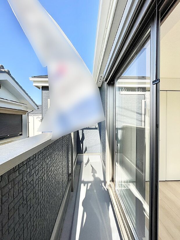 【バルコニー】気持ちよい陽光と風を感じられます  　