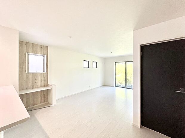 【リビングダイニング】大きな窓からたっぷりの陽光と風を感じられるリビング