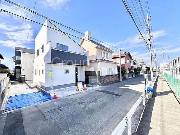 【前面道路含む現地写真】前面道路はきちんと整備されています