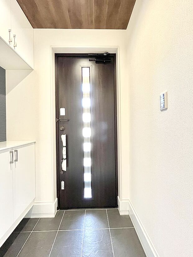 【玄関】明るい玄関はお客様をお出迎えするのにぴったりです!