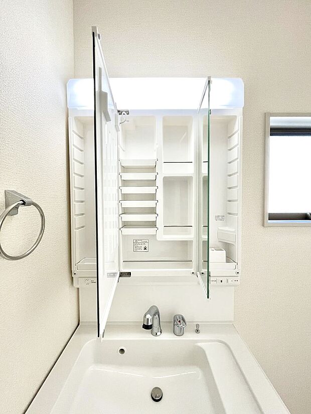 【三面鏡裏収納】三面鏡の裏に、化粧品や衛生用品などを収納可能。洗面台をすっきりと保ちます!