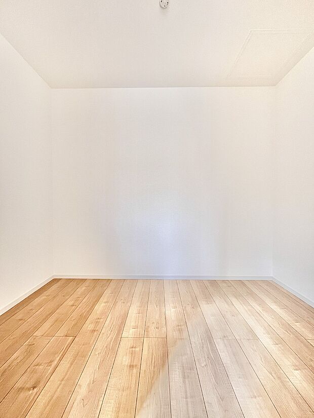 【ウォークインクローゼット】ウォークインクローゼット付きで生活空間を広く利用できます。