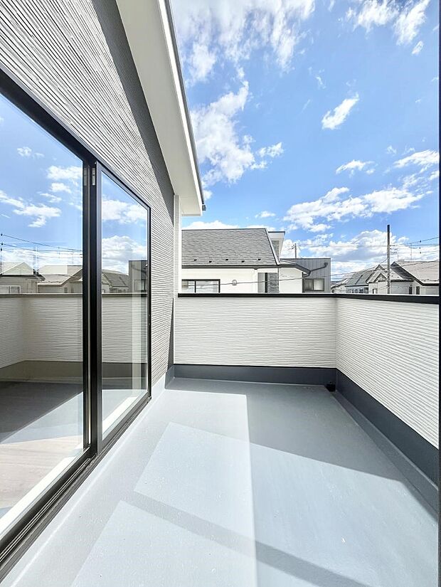 【バルコニー】南向きのバルコニー！ご家族の洗濯物はもちろん、お布団もたっぷり干せます！