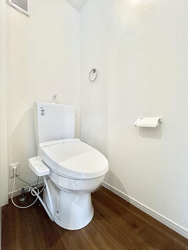 【トイレ】トイレは1階と2階それぞれに配置されていてとても便利です。 