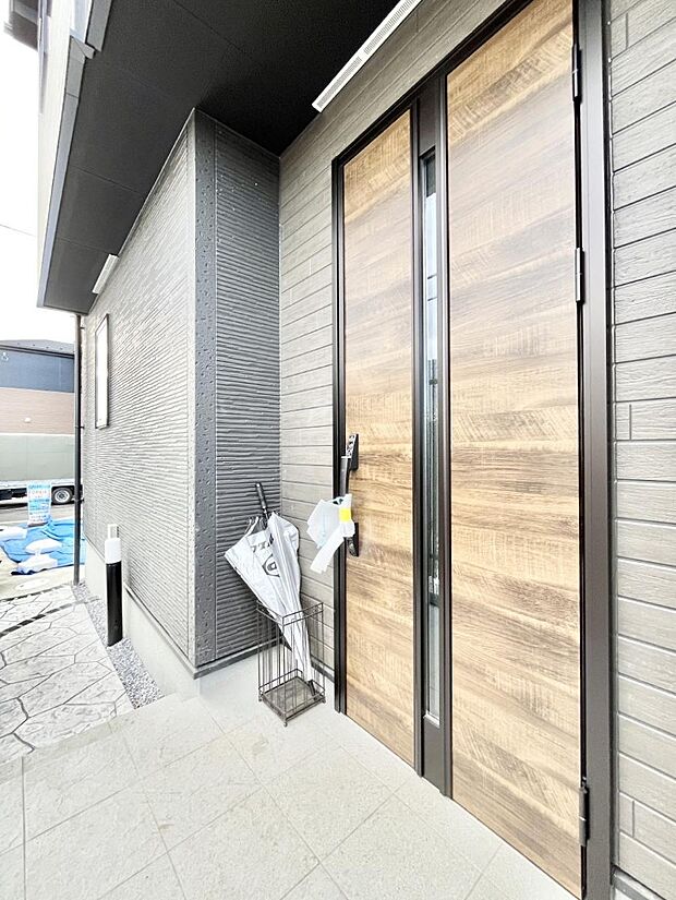 【玄関】大切な家族、来客を出迎える玄関。