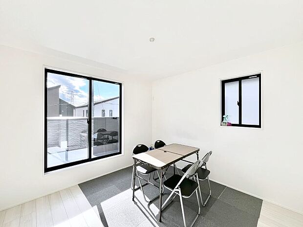 【寝室】明るいバルコニーサイドに洋室を設置。目覚めの良い寝室に。 