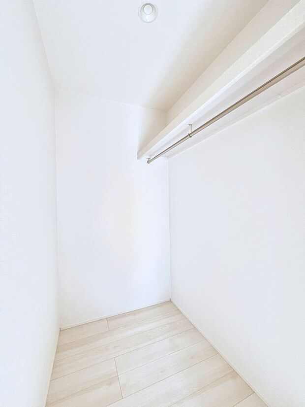 【ウォークインクローゼット】ウォークインクローゼット付きで生活空間を広く利用できます。