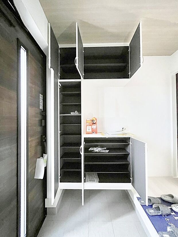 【シューズボックス】たっぷり収納できるシューズボックスで家族全員の靴も、玄関すっきり。