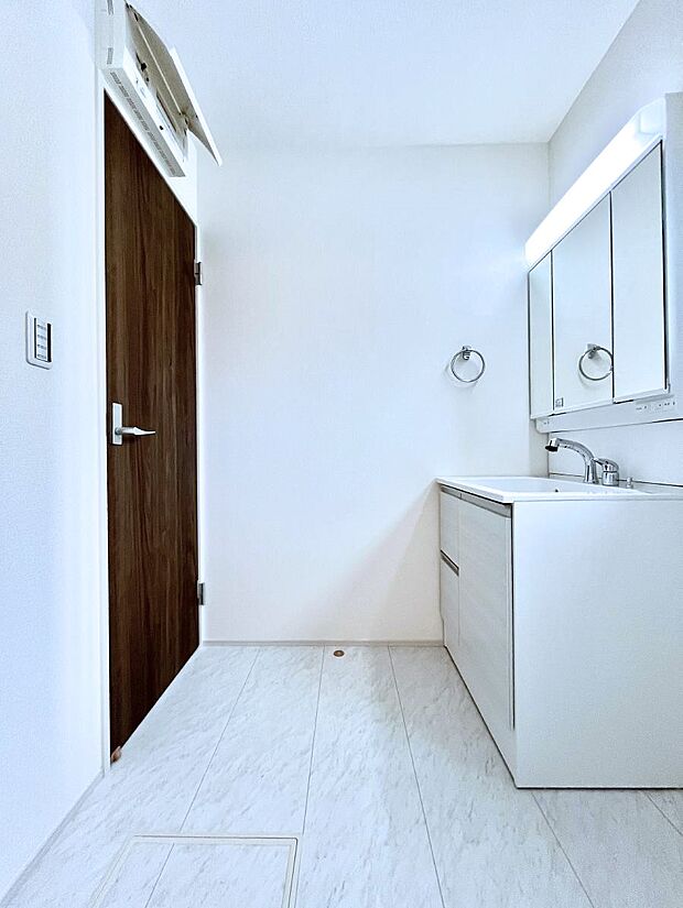 【脱衣場】清潔感のある快適空間です。毎日の身支度も気持ち良くお使い頂けます。