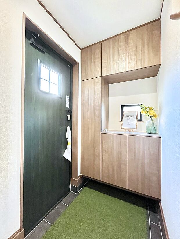 【玄関】飾り棚を利用して、お越しいただくお客様をおもてなしできます。