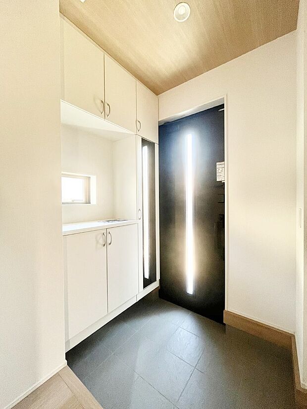 【玄関】家族の帰宅やお客様をあたたかく迎える玄関