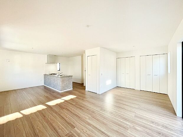 【ダイニング】家族の笑顔が自然と生まれてくる、そんな雰囲気のダイニングに仕上がっています。