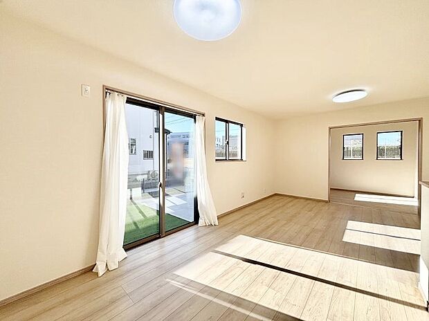 【リビングダイニング】大きな窓からたっぷりの陽光と風を感じられるリビング