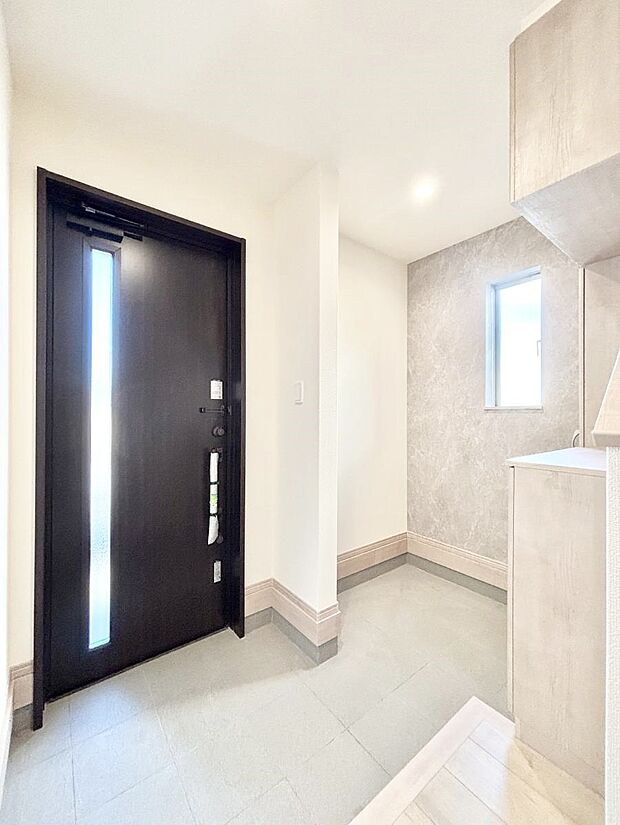 【玄関】ガラススリットの入った玄関ドアが室内に光を届けてくれます