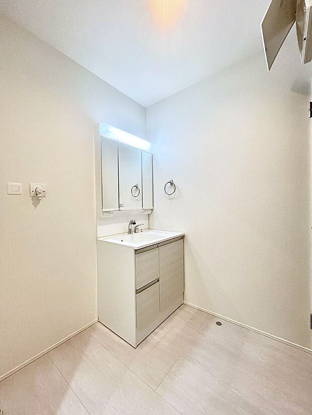 【脱衣場】清潔感のある快適空間です。毎日の身支度も気持ち良くお使い頂けます。 