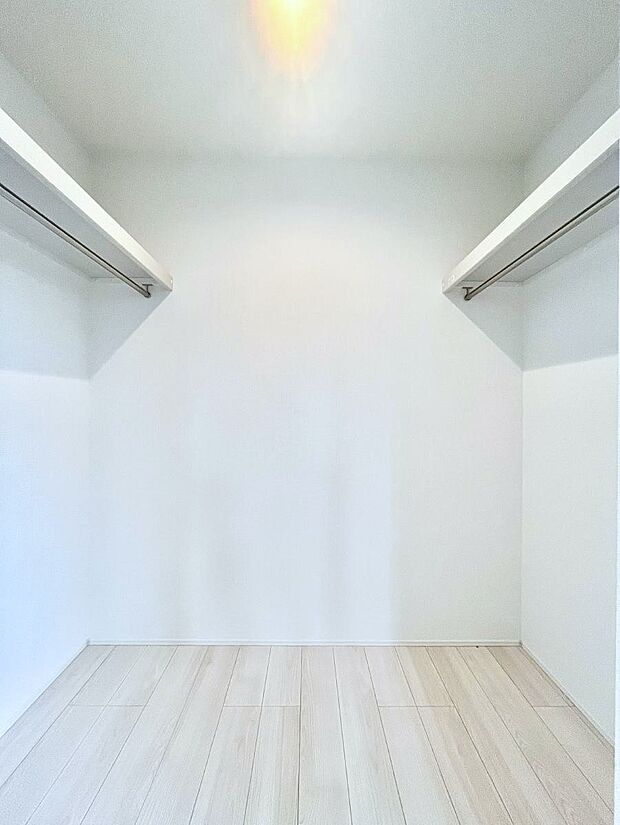 【ウォークインクローゼット】ウォークインクローゼット付きで生活空間を広く利用できます。