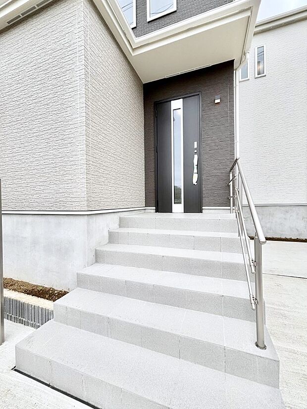 【玄関】玄関アプローチにはプランターを並べて季節の花でお客様をおもてなしできます。