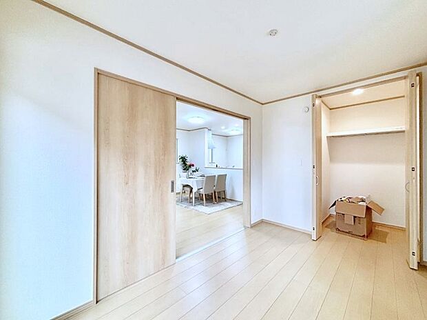 【洋室】リビングの隣にある洋室。扉を開放して広く利用することも可能です。