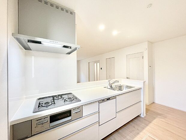 【ダイニングキッチン】リビングで遊ぶお子様を見守りながらお料理ができる対面キッチン。  