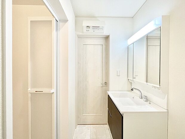 【脱衣場】身支度もスムーズにおこなえる脱衣場。  