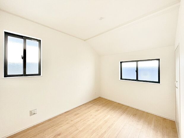 【寝室】使いやすい形でベットや家具の置き方にも困ることもありません。   