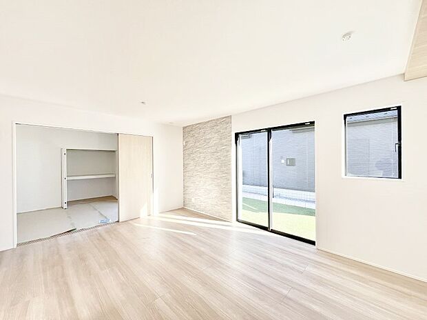 【ダイニング】家族の笑顔が自然と生まれてくる、そんな雰囲気のダイニングに仕上がっています。