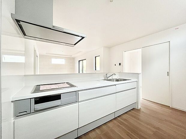 【ダイニングキッチン】料理をしながらご家族との会話を楽しめる対面カウンターキッチン