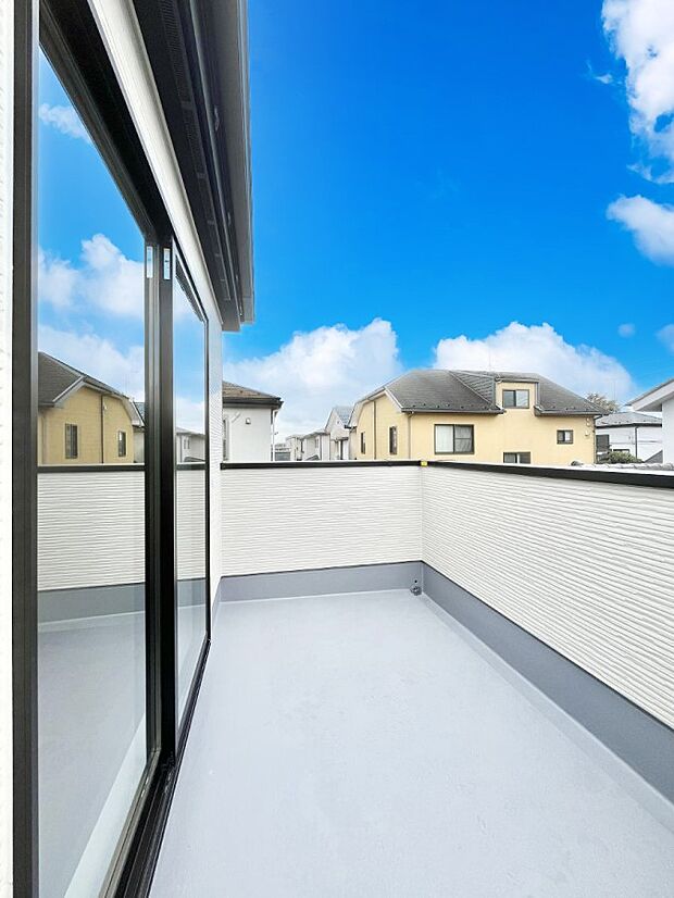 【バルコニー】気持ちよい陽光と風を感じられます