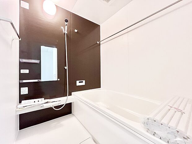 【浴室】一日の疲れを癒してくれる明るい清潔感のあるバスルーム