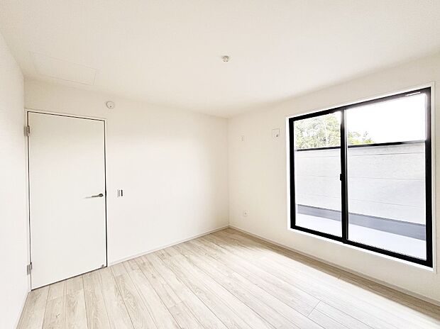 【洋室】バルコニーが開放感をプラスしてくれる洋室