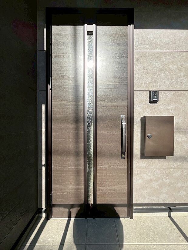 【玄関】大切な家族、来客を出迎える玄関。