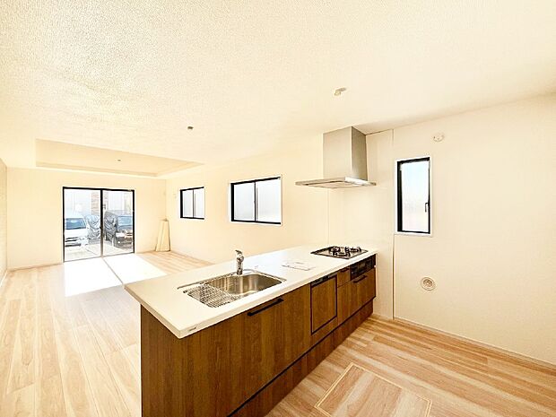 【ダイニングキッチン】料理をしながらご家族との会話を楽しめる対面カウンターキッチン