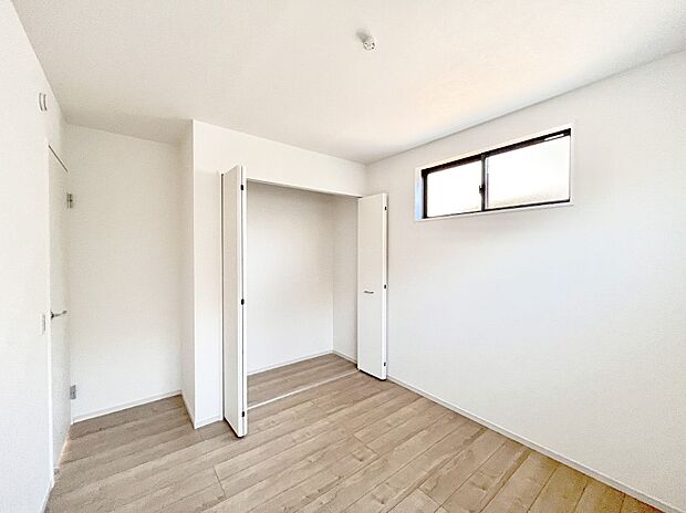 【寝室】使いやすい形でベットや家具の置き方にも困ることもありません。