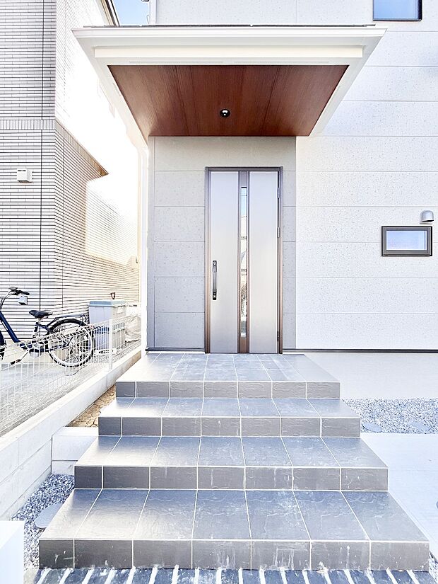 【玄関】玄関前は雨が降っても濡れにくい屋根付き