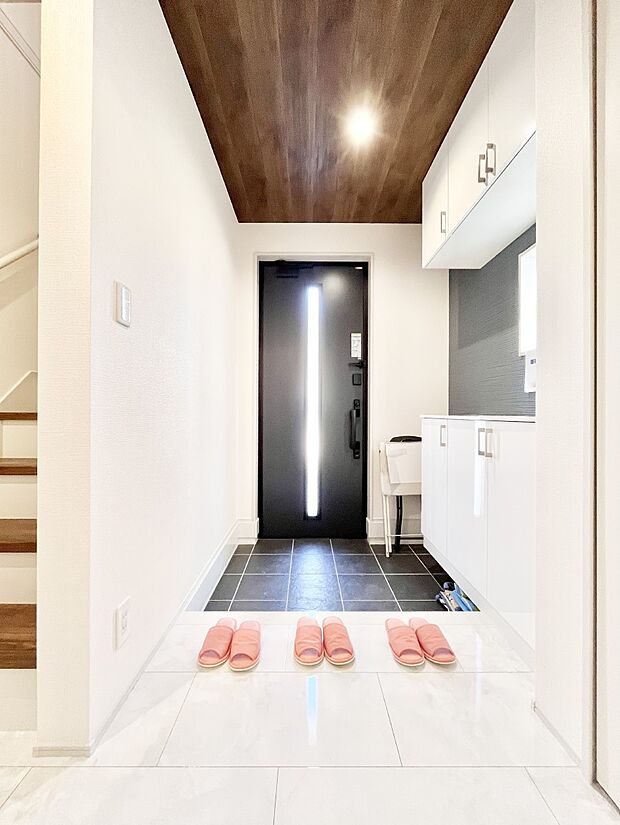 【玄関】ガラススリットの入った玄関ドアが室内に光を届けてくれます