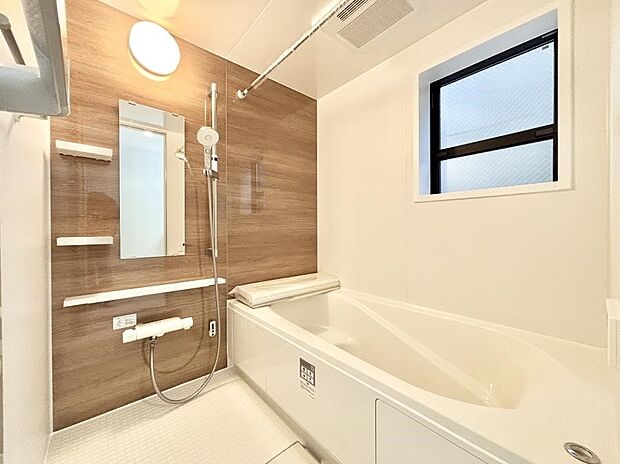 【浴室】落ち着いた色合いの壁面、ゆっくりゆったり寛げるバスルーム。