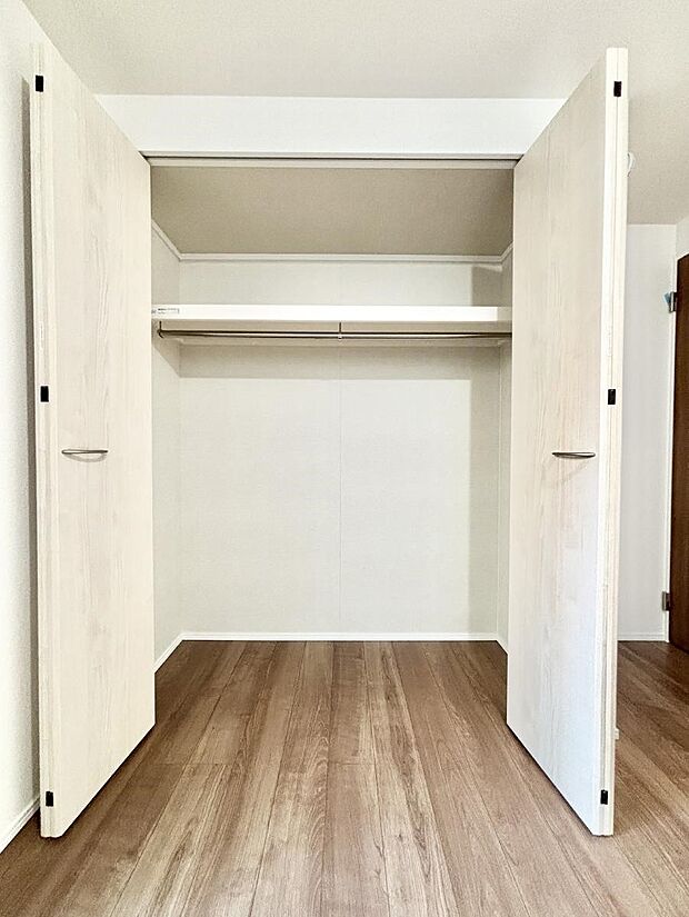 【収納】洋室のクローゼット。奥行きがあるので厚手の衣類もすっきり収まります。