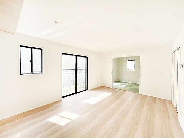 【リビングダイニング】明るい陽光が注ぎ、寛ぎの雰囲気に満たされるリビングダイニング 