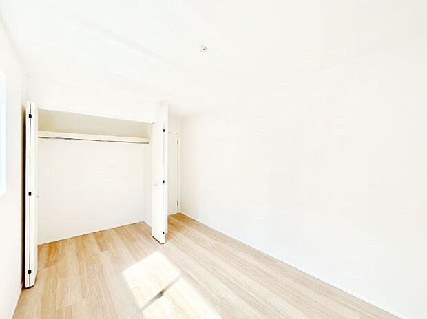 【洋室】洋室にはクローゼット付き。スッキリとした空間でゆったり寛げます！