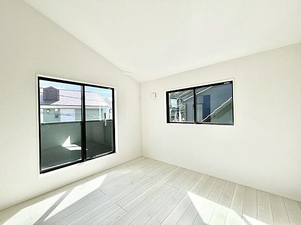 【寝室】明るいバルコニーサイドに洋室を設置。目覚めの良い寝室に。