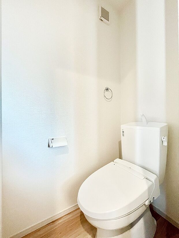 【トイレ】明るく清潔感のあるトイレです。 