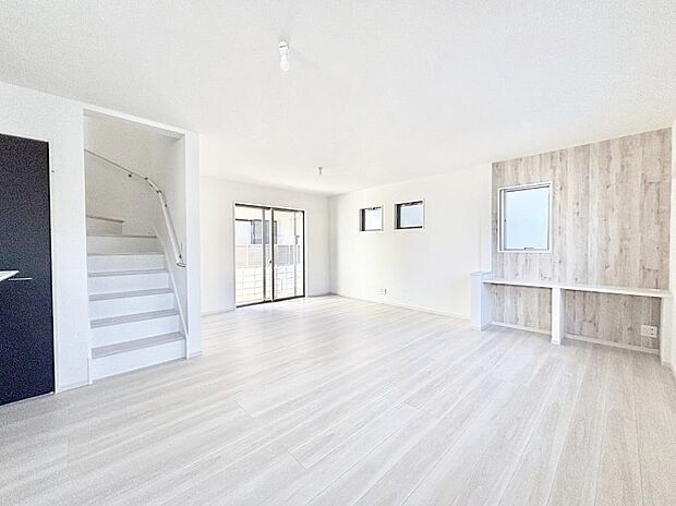 【リビングダイニング】明るい陽光が注ぎ、寛ぎの雰囲気に満たされるリビングダイニング