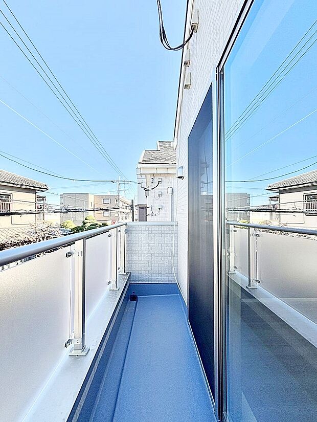 【バルコニー】広々バルコニーでお洗濯物が気持ちよく乾きます。